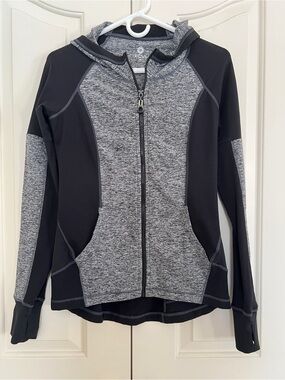 XCVI Women's Black & Gray Lightweight Full-Zip Hooded Activewear Jacket